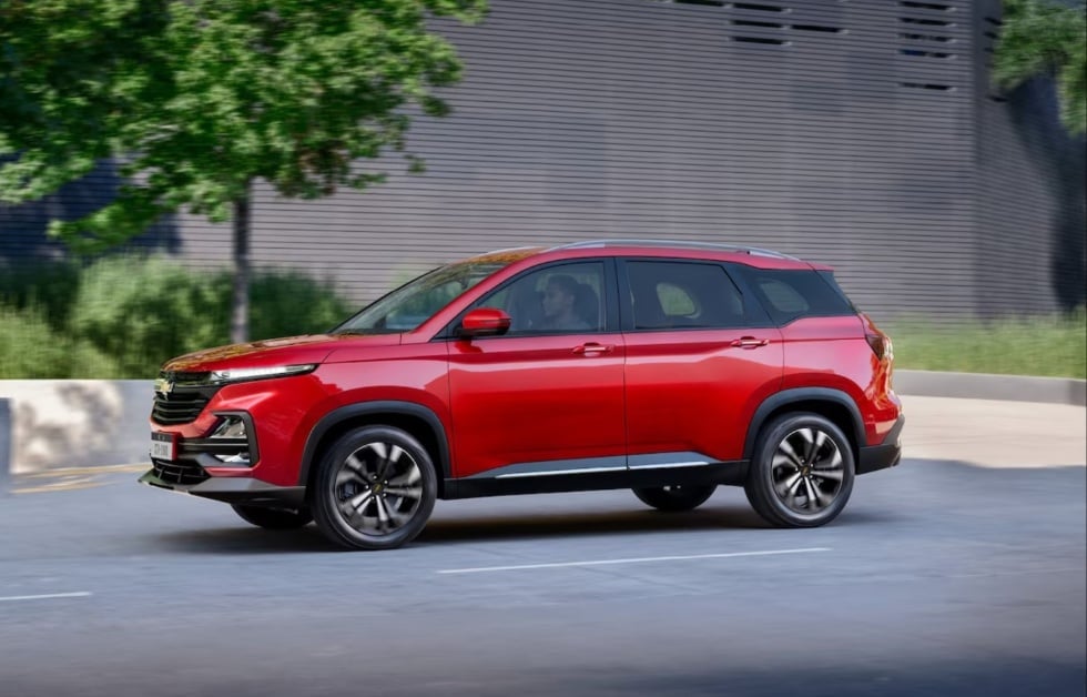 Chevrolet Captiva side view