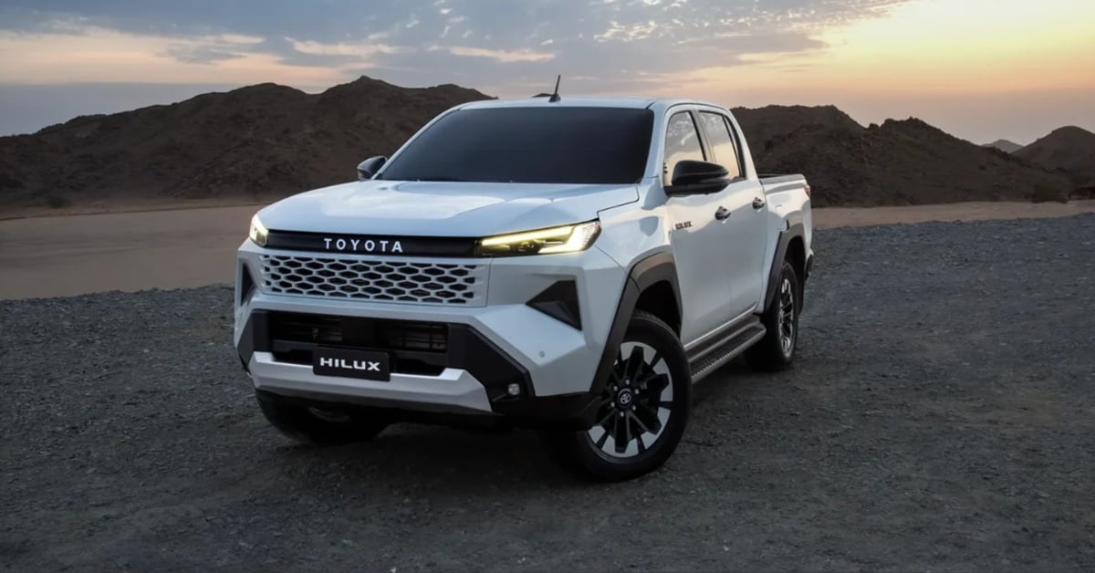 Toyota Hilux front view