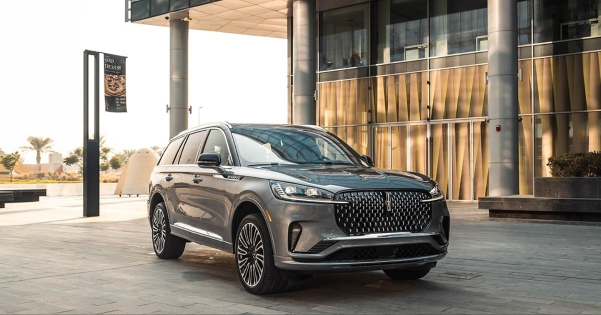 2026 Lincoln Aviator Front Side View