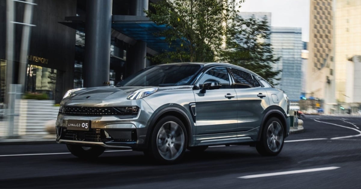 Lynk & Co 05 Front Side View
