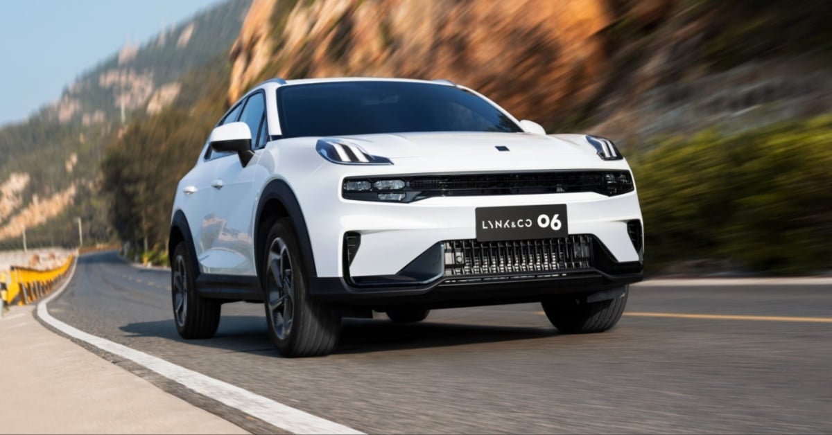 Lynk & Co 06 Side Front View