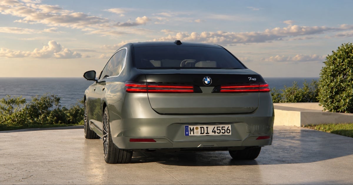 BMW 7 Series Back View