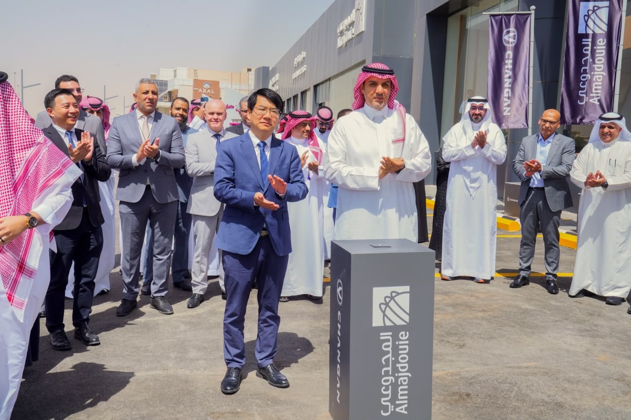Changan and Almajdouie Motors representatives celebrate the brand's 10th anniversary in Saudi Arabia.